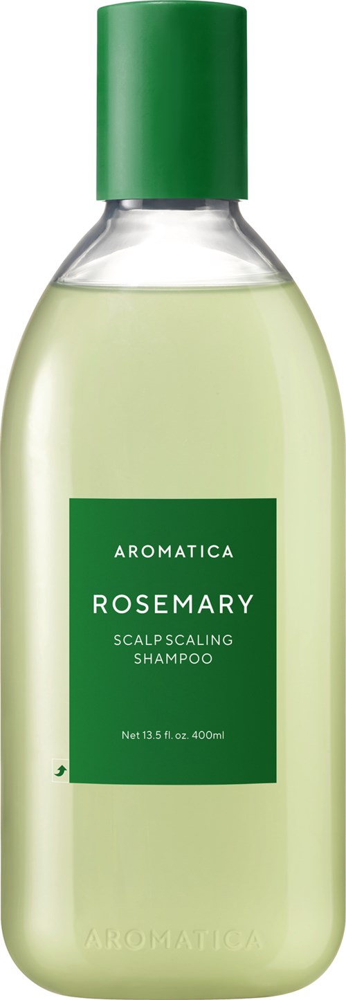 Een doorzichtige fles met groene dop, gelabeld 'Aromatica Rosemary Scalp Scaling Shampoo,' met lichtgroene vloeistof.
