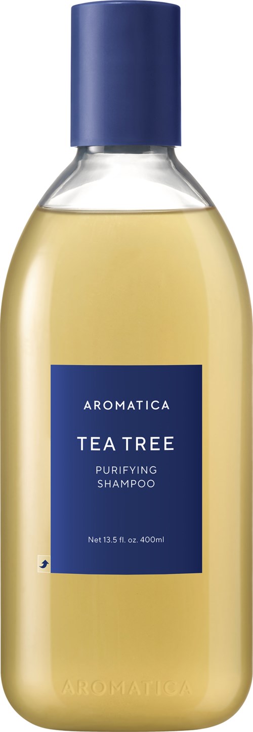 Een doorzichtige plastic fles met een blauwe dop, met lichtegele shampoo, label Aromatica Tea Tree Purifying Shampoo.