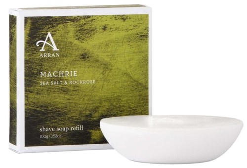 Eine Schachtel und Schale für Rasierschaum, mit der Aufschrift "MACHRIE SEA SALT & ROCKROSE," in Grün- und Weißtönen.
