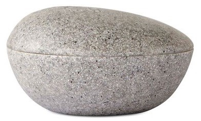 Ein glatter, ovaler, grauer Stein mit einer natürlichen, gesprenkelten Oberfläche und einer Naht in der Mitte.