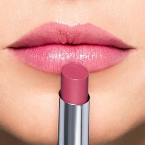 Close-up van lippen met roze lippenstift en lippenstift eronder.