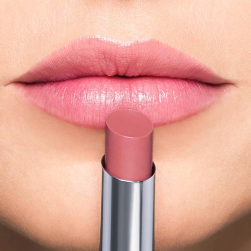 Iemand staat klaar om roze lippenstift op haar lippen aan te brengen.
