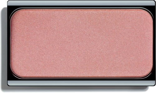 Een roze blush in een zwarte compact met een zilveren rand. De blush heeft een gladde, matte textuur.