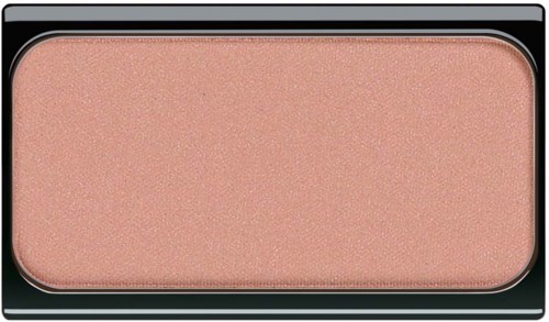 Make-up compact met perzikhuidige poeder binnenin en een zwart huls.