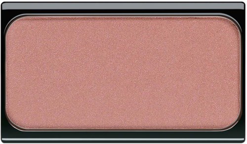 Ein rosa-beiger Make-up-Blush in einem schwarzen und silbernen rechteckigen Kompakt.