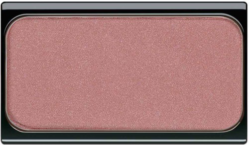 Een roze glanzende make-up blush in een rechthoekig zwart doosje met doorzichtige deksel.