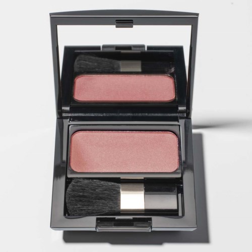 Ein kompaktes Make-up Rouge mit Spiegel, Pinsel und rosa Puder in einem schwarzen Etui.