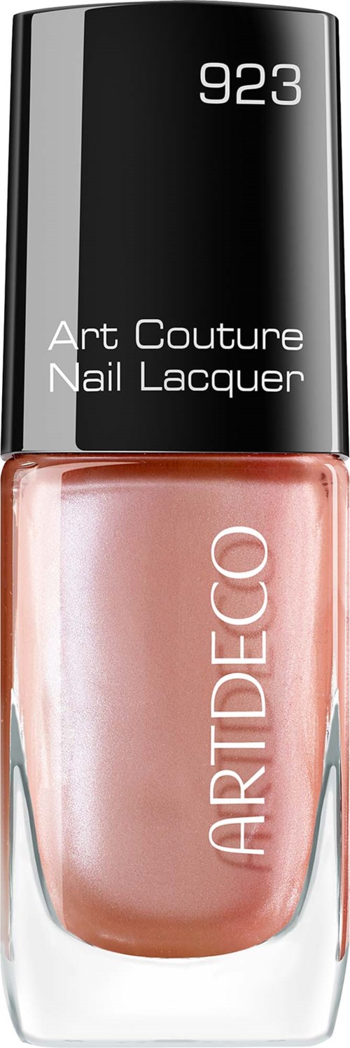 En flaska nagellack i mjuk persikorosa med silverlock och svart toppetikett med texten Art Deco Nail Lacquer 923.
