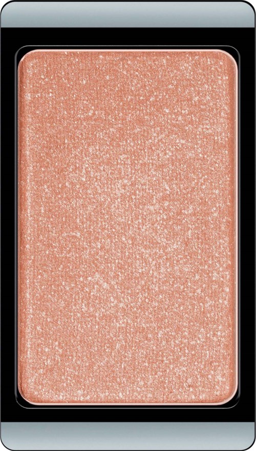 Ett persikofärgat rouge med glittrig, glitterliknande finish i en rektangulär dosa.