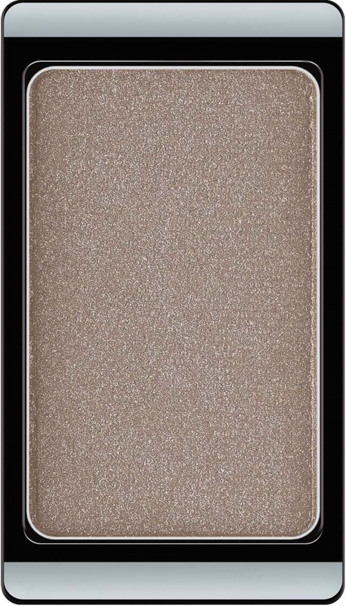 En beige ögonskugga i ett platt, silverfärgat kompakt med genomskinligt lock.
