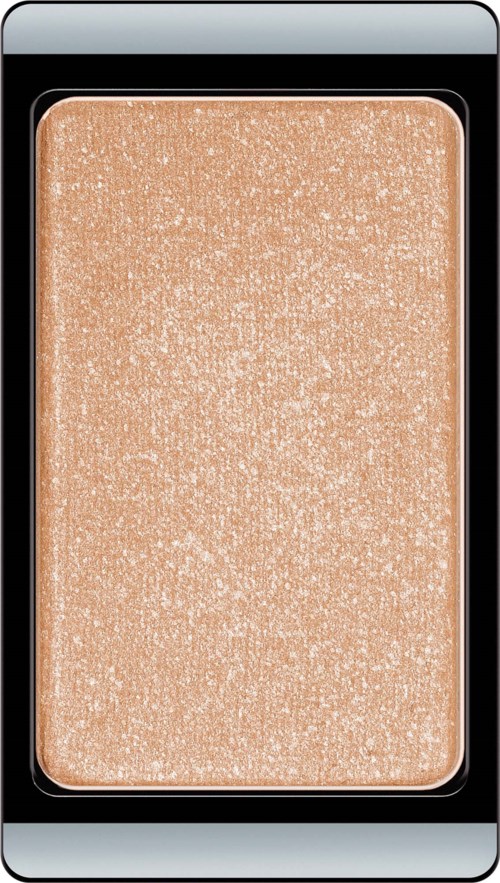 En beige highlighter med glittrig, skimrande yta i en svart puderask.