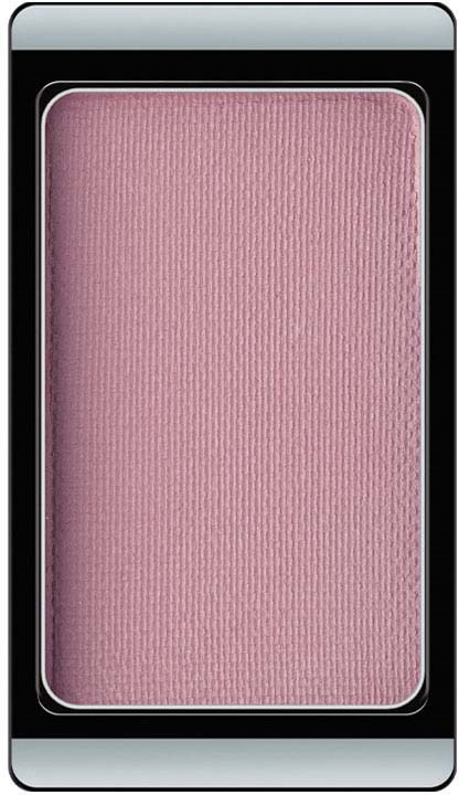 Ein rosa Make-up-Blush mit rechteckiger Form und strukturierter Oberfläche in einer schwarzen und silbernen Verpackung.