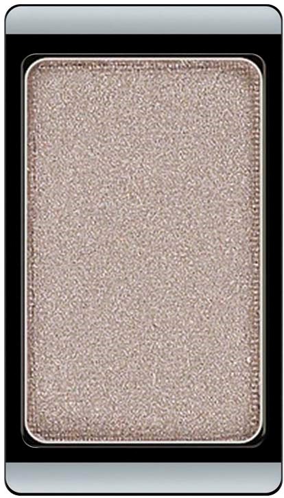 Eine glitzernde, beiget Make-up-Compact mit glänzender Oberfläche und silbernem Rand, für Lidschattenanwendung.