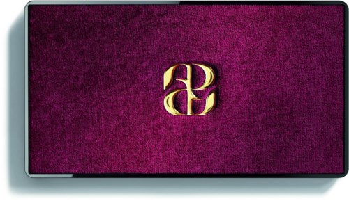 Een telefoon met een donkerrode achtergrond en een gouden logo in het midden.
