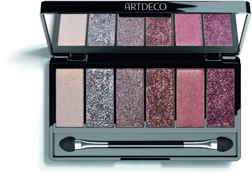 Kleurrijk oogschaduwpalet met zes glitters en matte tinten, en een tweezijdige kwast. Het palette is zwart met 'ARTDECO' bovenaan.
