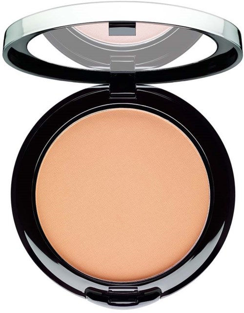 Een compact make-upproduct met een beige poeder binnenin en een glanzende zwarte behuizing. De deksel is geopend en toont het poeder.