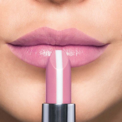 Close-up van lippen met roze lippenstift en een lichtroze lippenstift. Focus op lippen en het aanbrengen van lippenstift.
