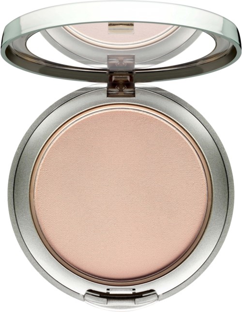 Een ronde open compacte met beige poeder binnenin en een doorzichtige deksel.