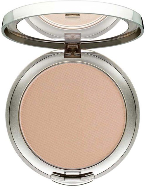 Eine runde Make-up-Compact mit beigem Puder innen und einem glänzenden Silberdeckel. Der Deckel ist offen, zeigt das Puder.