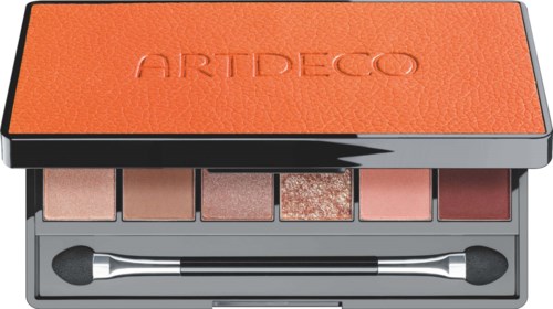 Een make-up palette met zeven oogschaduwtinten en een dubbele applicator. De palette heeft een oranje deksel met 'ARTDECO' erop.