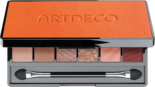 Een make-up palette met verschillende oogschaduwkleuren en een dubbelzijdige applicatorborstel.