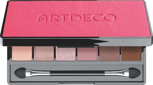 Eine Make-up-Palette mit sechs rosa und braunen Lidschattenfarben und einem Doppel-Ende-Applikator. Der rosafarbene Deckel trägt die Aufschrift "ARTDECO".