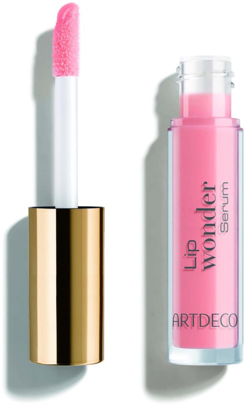 Een roze lipglosshuls met een gouden deksel en applicatorstok naast een roze lipserumfles.