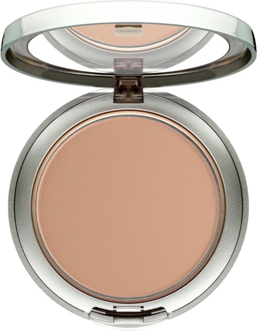 Een make-up compact met pressed poeder, open deksel, licht beige kleur, zilveren behuizing, voor make-up.
