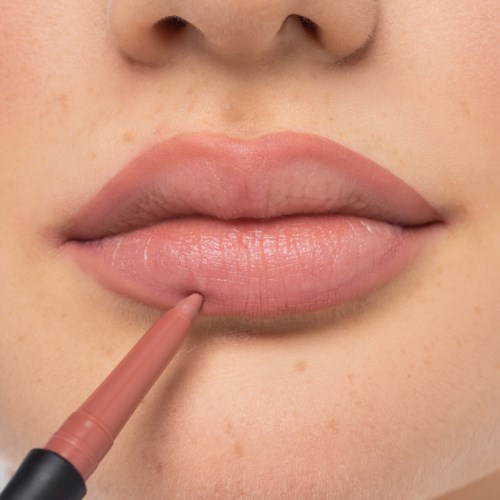 Eine Person trägt Lipgloss oder Lippenstift auf die unteren Lippen auf.