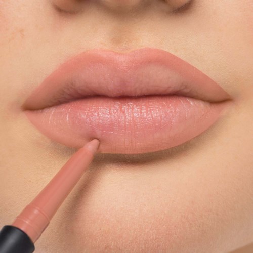 Close-up van lippen met een persoon die lipliner gebruikt om de vorm te definiëren.