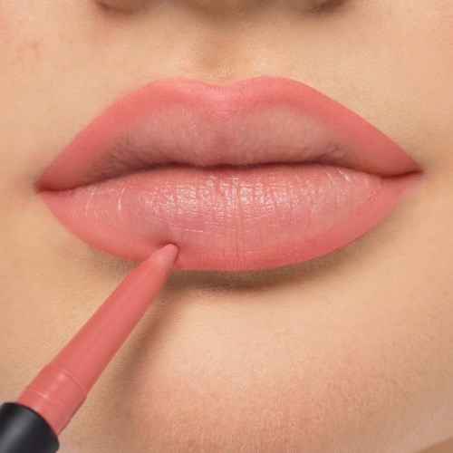 Nahaufnahme von Lippen, die mit einem pinken Lippenstift oder Lipgloss umrandet oder gefärbt werden.