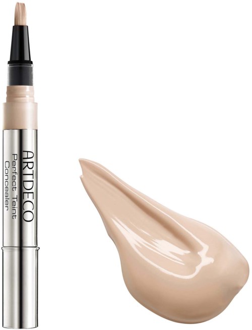 En penliknande concealer med en beige krämig smet bredvid som visar produktens färg och konsistens.