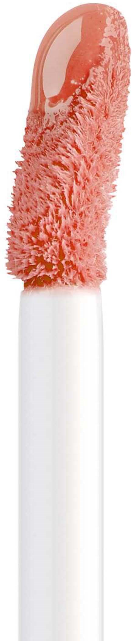 Een make-upapplicator met een pluizige, oranje-roze spons en een witte steel.