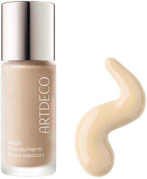 Een fles ARTDECO Rich Treatment Foundation met een proef van de beige kleur ernaast.