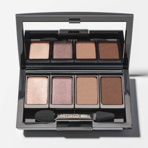 Een zwart make-up palette met vier oogschaduw tinten, open om glanzende en matte kleuren te tonen, met een kleine sponsapplicator.