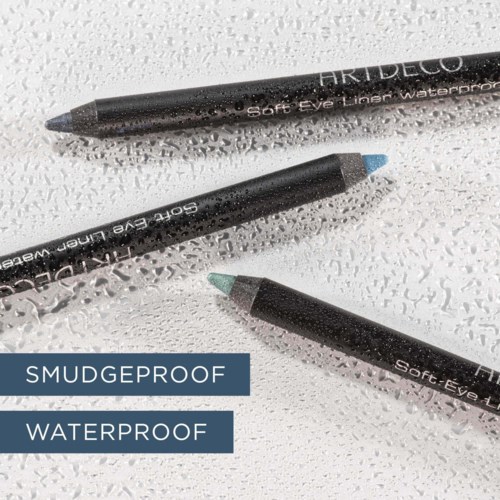 Drei wasserfeste, verschmierendechte weiche Eyeliner in Schwarz, Blau und Grün liegen auf einer strukturierten Oberfläche.