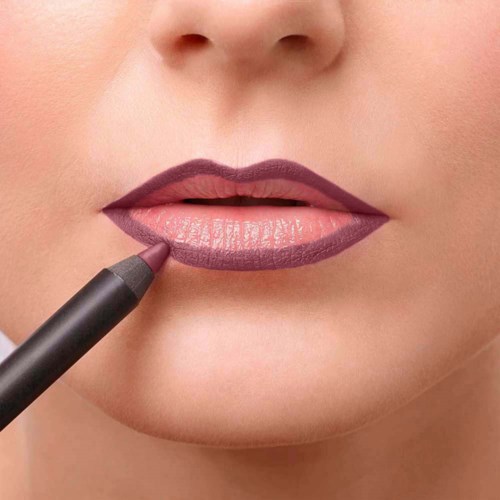 Lippen werden mit Lipstick umrissen, die Form und Textur betonen.