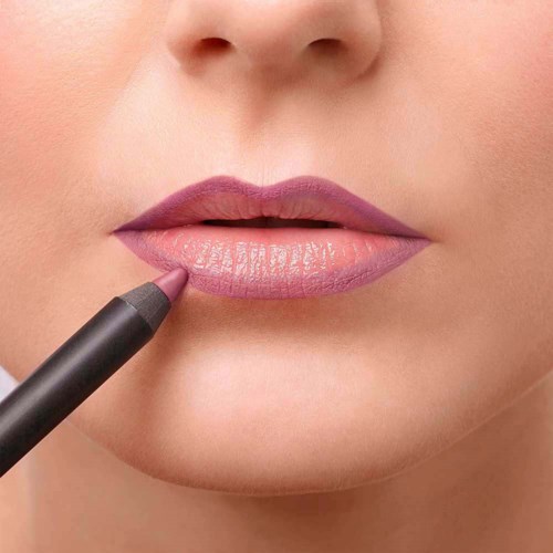 Iemand brengt roze lippenstift aan met potlood. Close-up van mond en kin.