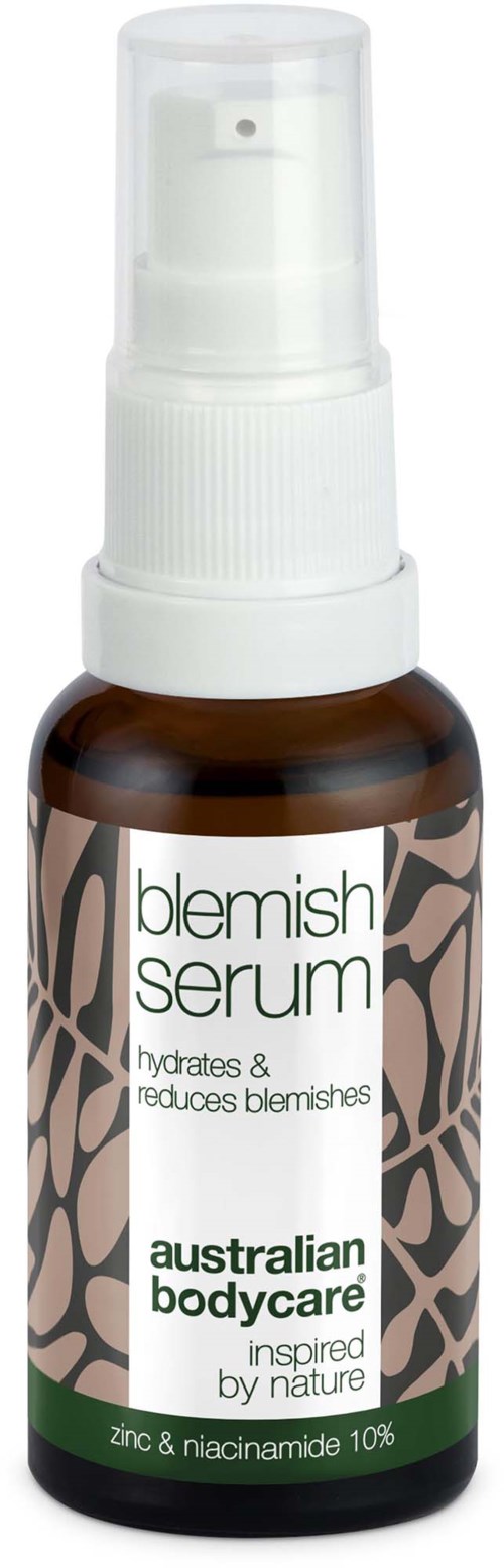 En liten brun flaske med hvit sprayhette, merket Blemish Serum for hud, fra Australian Bodycare, med naturlige ingredienser.