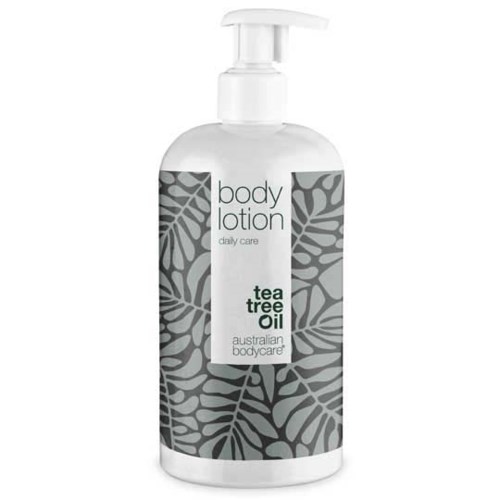 Eine weiße Flasche mit Pumpe, gekennzeichnet als Teebaumöl-Bodylotion für die tägliche Pflege, mit Blättermuster.