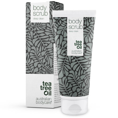 Eine Tube und Verpackung für Körperpeeling mit Teebaumöl, gekennzeichnet als Tiefenreinigung, von Australian bodycare.