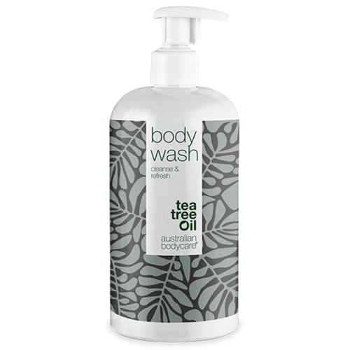 Eine klare Körperwaschflasche mit Pump, beschriftet mit Teebaumöl, zum Reinigen und Auffrischen der Haut.