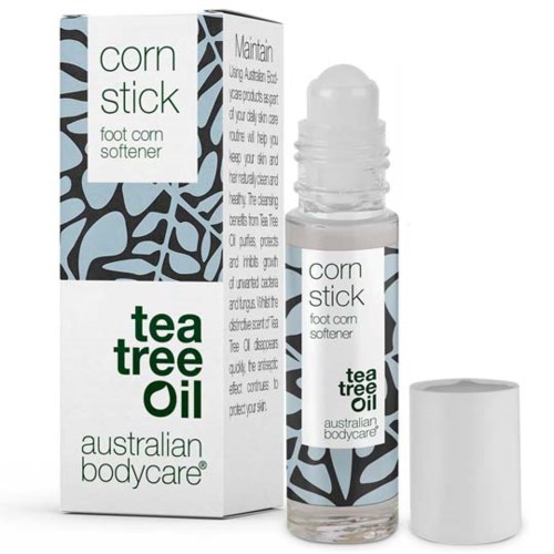 En flaska och en förpackning av tea tree olja fotbalsam från Australian Bodycare, med ett bladmönster på förpackningen.