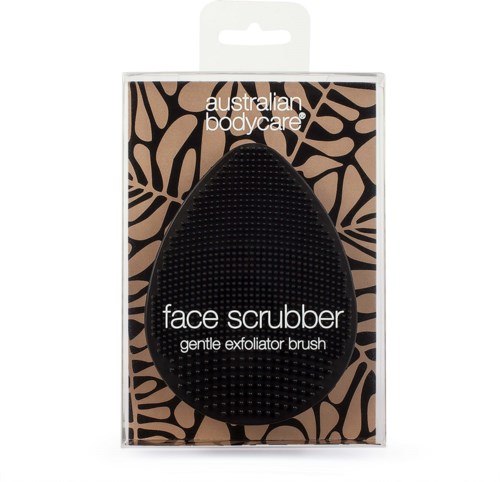 Een zwarte gezichtsscrubber met een getextureerd oppervlak in doorzichtige verpakking, gemarkeerd als Australian Bodycare face scrubber.