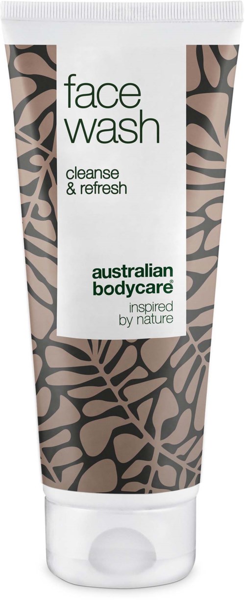 Røret har et hvitt og brunt bladmønster, med teksten face wash, cleanse & refresh, og australian bodycare.