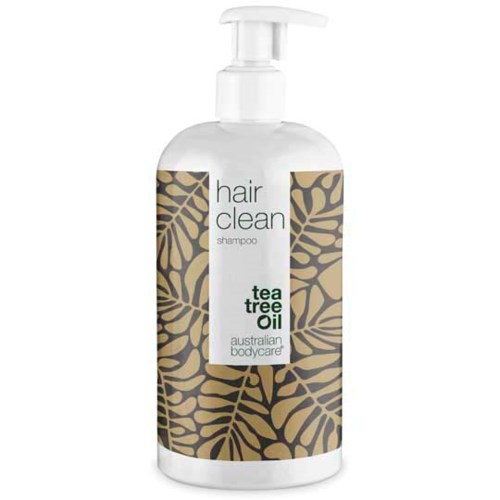 Eine weiße Flasche mit Pumpe enthält Teebaumöl-Shampoo für die Haarwäsche.