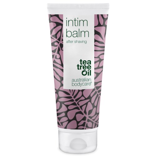 Eine Tube mit Rasiercreme, gekennzeichnet als 'intim balm', mit lila und schwarzen Blättermustern und grüner Schrift.