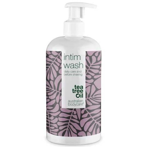 Eine weiße Flasche mit Pumpe, beschriftet 'intim wash' mit Teebaumöl, für tägliche Pflege vor dem Rasieren.