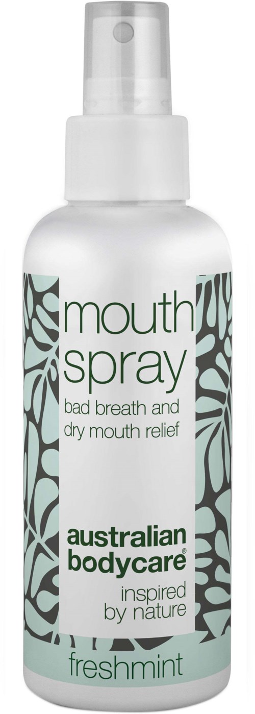 Eine weiße Sprühflasche mit grüner und schwarzer Blättermuster, beschriftet 'mouth spray' gegen Mundgeruch und trockenen Mund.
