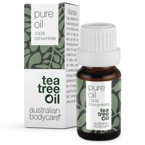 Kleine braune Flasche mit Teebaumöl neben einer grün-weiß verpackten Box, beschriftet mit 'Pure Oil' und 'Australian Bodycare.'